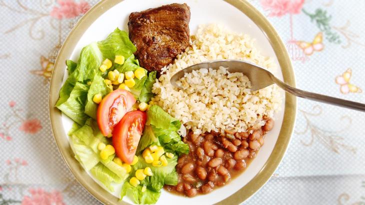 Arroz, feijão e ovo estão caros, mas há opções mais em conta. Confira!