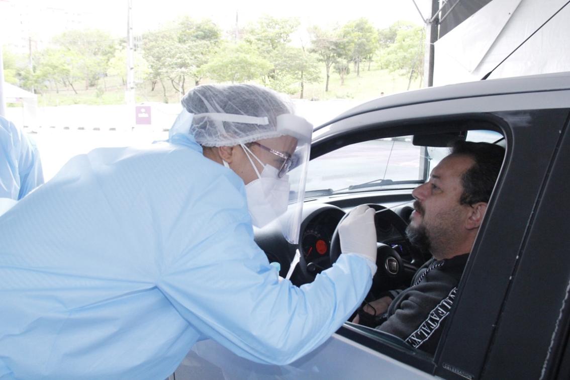 Barueri realiza exame gratuito de coronavírus em sistema de drive-thru mediante agendamento