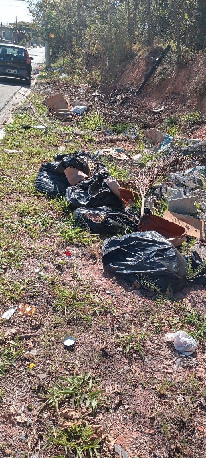 Lixo em frente ao posto de saúde do Ruth Maria