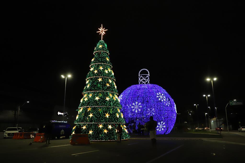 Iluminação de Árvore e show do Padre Fábio abrem Natal Encantado de Barueri 2023