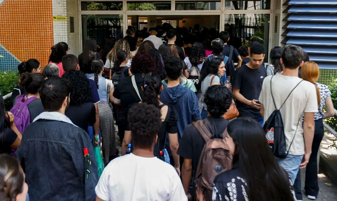 Os estudantes começam a receber a primeira parcela do Programa Pé-de-Meia