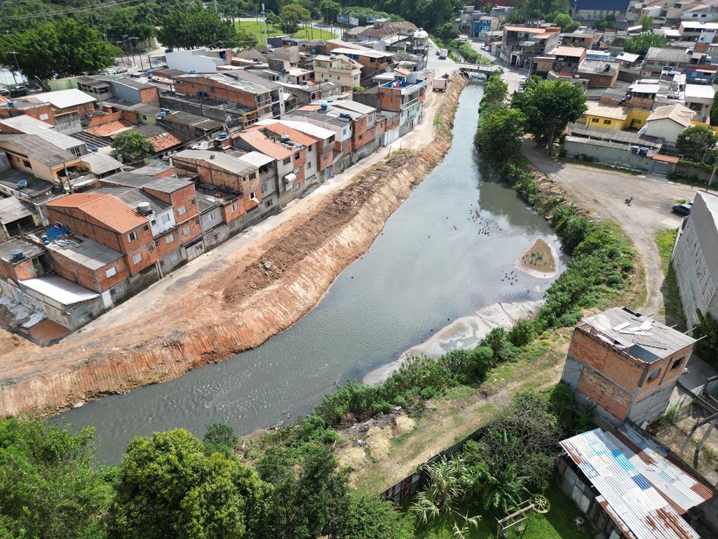Barueri investe em obra de desassoreamento do rio Cotia no Jardim Maria Helena