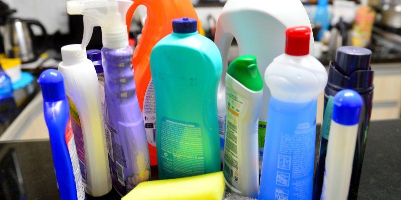 Governo de SP dá dicas para evitar intoxicação infantil durante as férias