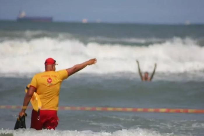 Dois turistas morrem afogados em praias do litoral paulista