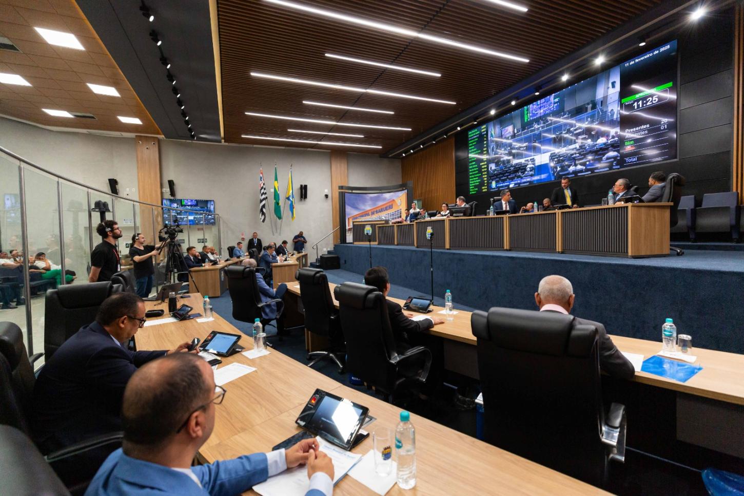 Câmara de Barueri cria regras para organizar fiação em postes públicos