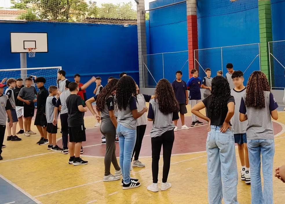 Cartas, jogos de tabuleiro e relógio de pulso: alunos e professores fazem balanço da volta às aulas sem celular nas redes pública e privada de SP
