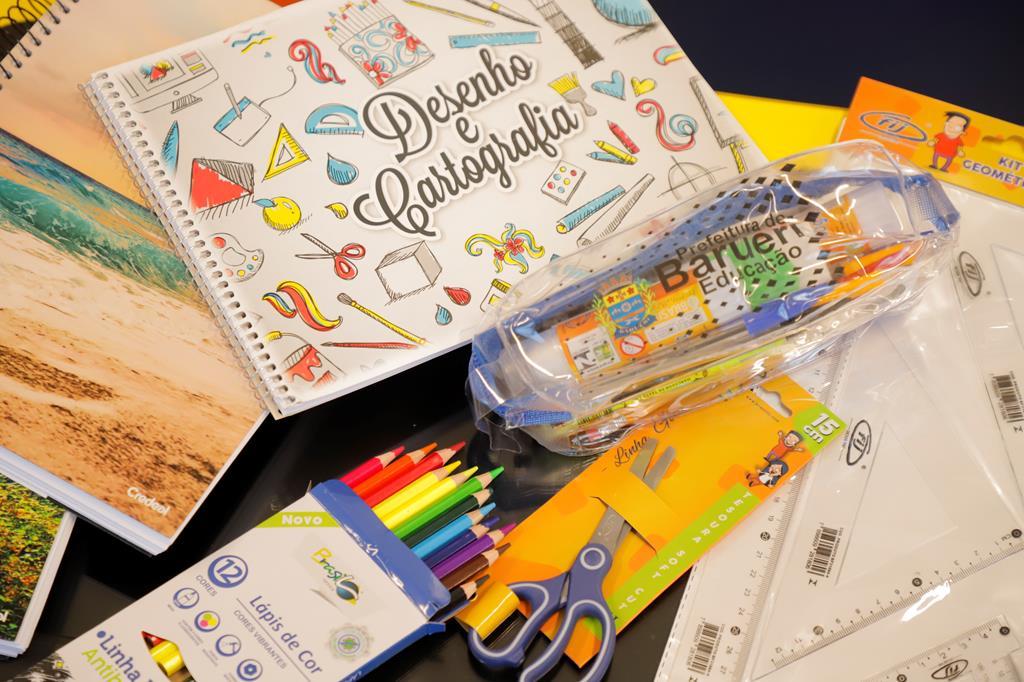 Volta às aulas: Barueri entrega 70 mil kits escolares