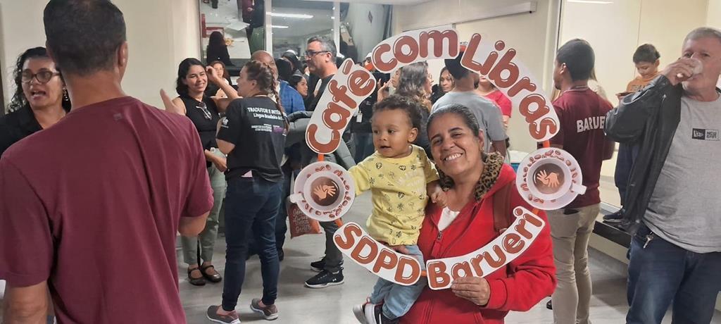 Café com Libras movimenta comunidade surda de Barueri