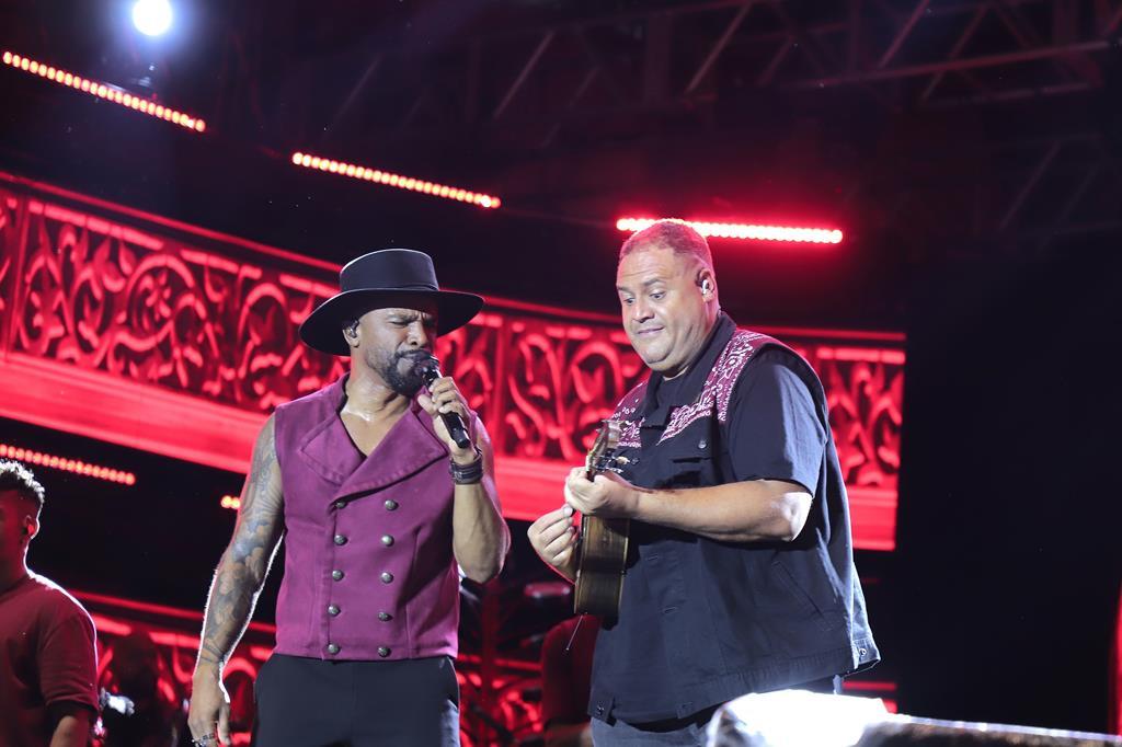 Megashows de Xand Avião e Alexandre Pires embalam o público no Natal Encantado de Barueri